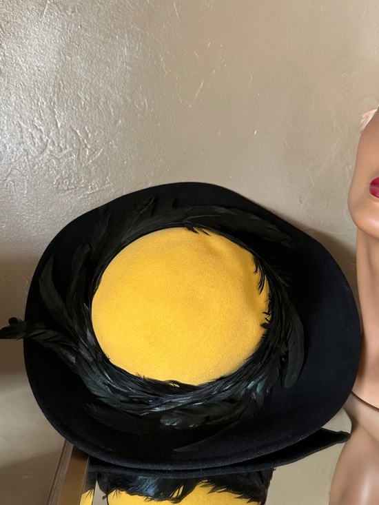 DESIGNER 1950s\' YELLOW & BLACK WIDE BRIM HAT + ROOSTER FEATHERS main image 4